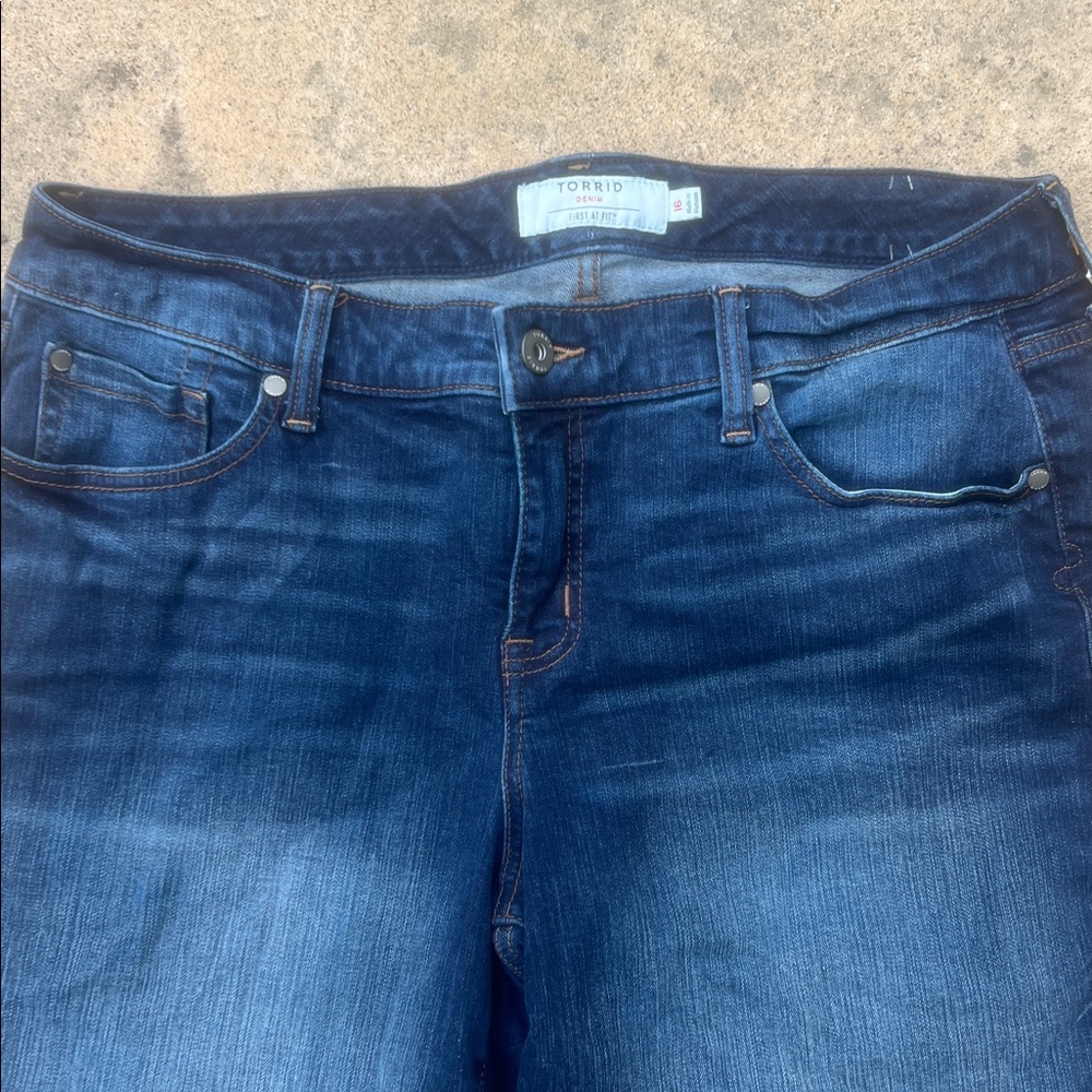 Torrid Women's Dark Wash 5-Pocket Denim Jeans Shorts Size 16 - Picture 2 of 8
